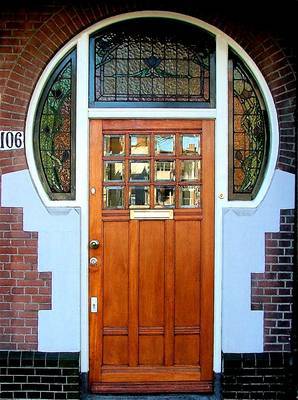 Фото фасада в модерна стиле с красивой дверью