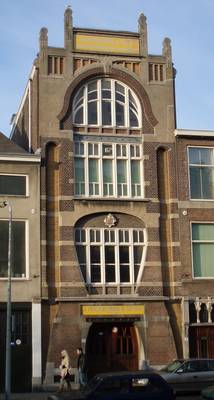 Оформление фасада дома коричневого цвета в модерна стиле