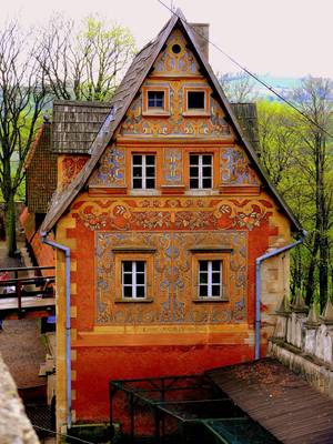 Отделка фасада дома оранжевого цвета в нормандском стиле