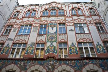 Украшение фасада пестрого цвета в нормандском стиле