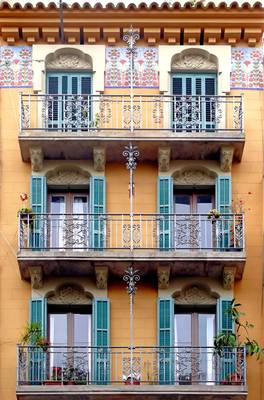 Пестрый фасад с красивым балконом