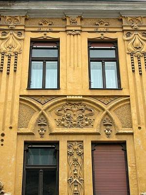 Желтый фасад в модерна стиле