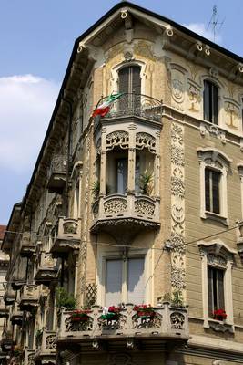 Пример фасада в модерна стиле с красивым балконом