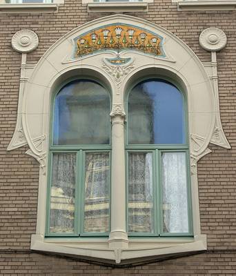 Вариант фасада бежевого цвета в ардеко стиле