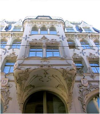 Пример облицовки фасада бежевого цвета в ампир стиле
