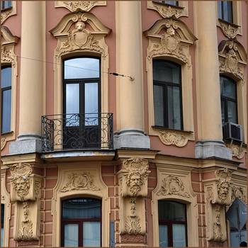 Отделка фасада дома коричневого цвета в ампир стиле