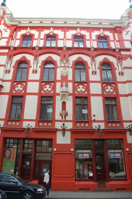 Фасад пестрого цвета в готическом стиле