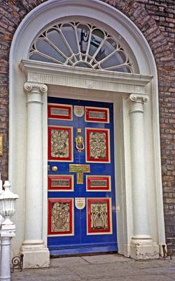 Дизайн фасада дома пестрого цвета с красивой дверью