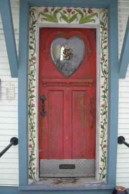Дом пестрого цвета с красивой дверью