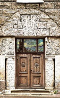 Вариант загородного дома бежевого цвета с красивой дверью