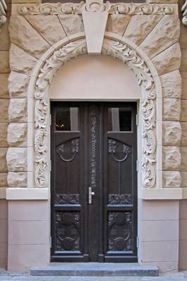 Вариант фасада бежевого цвета с красивой дверью