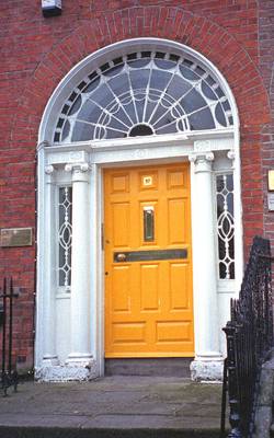 Фотография фасада пестрого цвета с красивой дверью