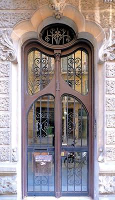 Дизайн фасада дома серого цвета с красивой дверью