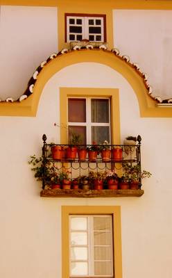 Оформление фасада дома розового цвета в средиземноморском стиле
