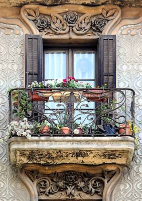 Пример красивого фасада с красивым балконом