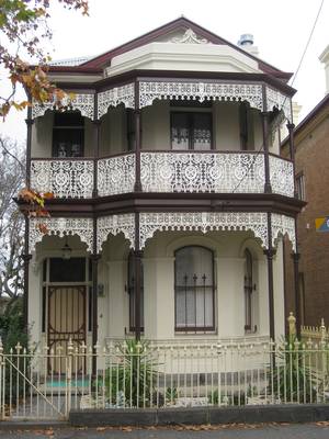 Облицовка фасада дома в эклектичном стиле с ограждением