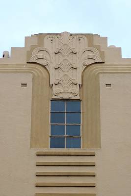 Дизайн фасада бежевого цвета в ардеко стиле