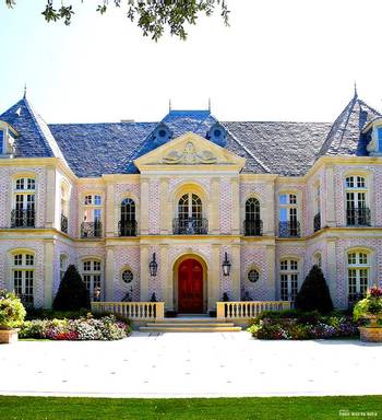 Фото фасада розового цвета в французском стиле