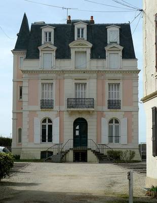 Пример красивой отделки фасада дома розового цвета в французском стиле