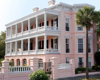 Индивидуальный дизайн фасада розового цвета в классическом стиле
