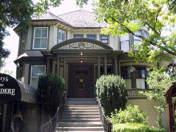 Красивый дом серого цвета в викторианском стиле