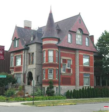 Украшение дома красного цвета в тюдора стиле