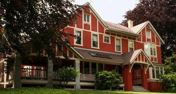 Пример облицовки фасада красного цвета в викторианском стиле