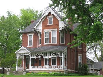Коричневый дом  в викторианском стиле.