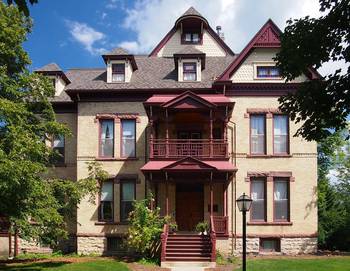Пример красивого фасада в викторианском стиле с красивым балконом