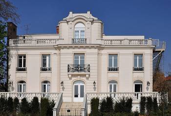Пример фасада в французском стиле с красивым входом