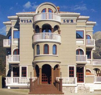 Облицовка коттеджа в средиземноморском стиле с красивым балконом