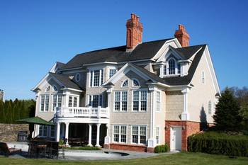 Пример облицовки дома в викторианском стиле с красивым балконом