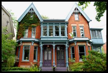 Дизайн фасада дома пестрого цвета в викторианском стиле