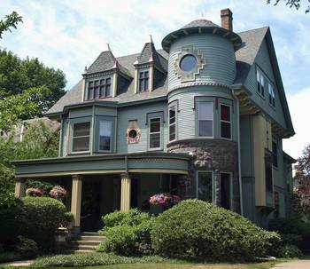 Красивый дом бирюзового цвета в викторианском стиле