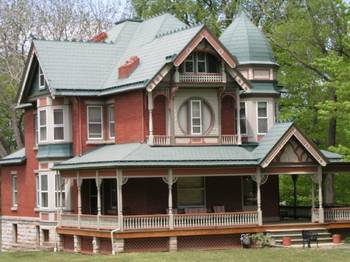 Красивый красный дом в викторианском стиле