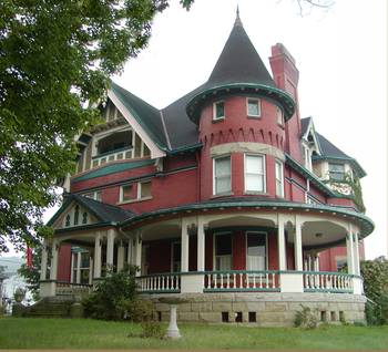 Красный дом  в викторианском стиле.