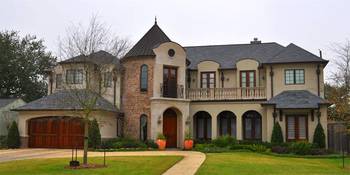 Пример дома бежевого цвета в французском стиле