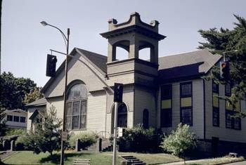Декоративная отделка фасада серого цвета в викторианском стиле