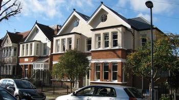 Пример отделки фасада дома пестрого цвета в английском стиле