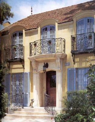 Украшение фасада желтого цвета в французском стиле