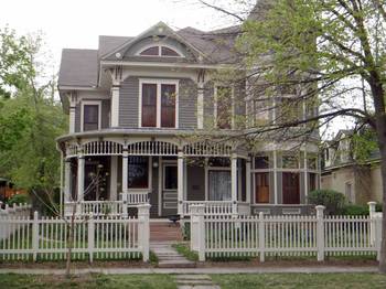 Фото красивого дома серого цвета в викторианском стиле