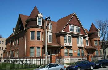 Пример отделки фасада дома коричневого цвета в викторианском стиле