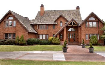 Пример отделки фасада дома оранжевого цвета в тюдора стиле