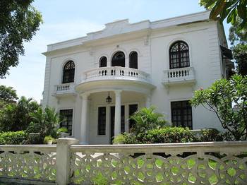 Пример  фасада белого цвета в палладианском стиле