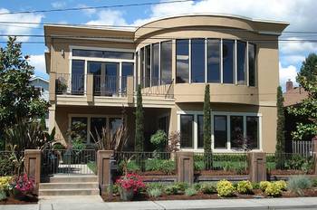 Фото дома в современном стиле с радиусными элементам