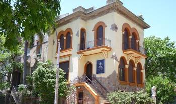 Фото фасада пестрого цвета в восточном стиле