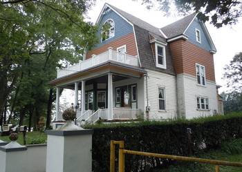 Отделка дома пестрого цвета в викторианском стиле