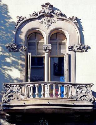 Фото фасада бежевого цвета с ограждением