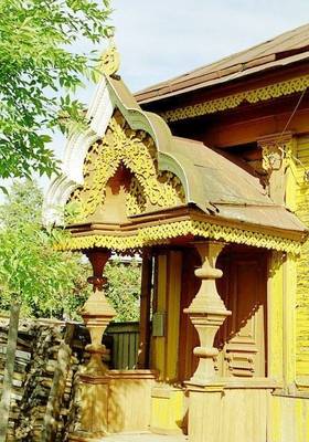 Фото дома желтого цвета в псевдорусском стиле