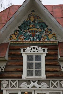 Вариант дома пестрого цвета в деревенском стиле